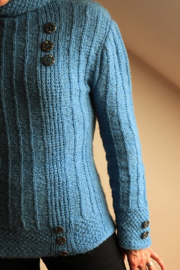 Melsvas megztinis su sagom