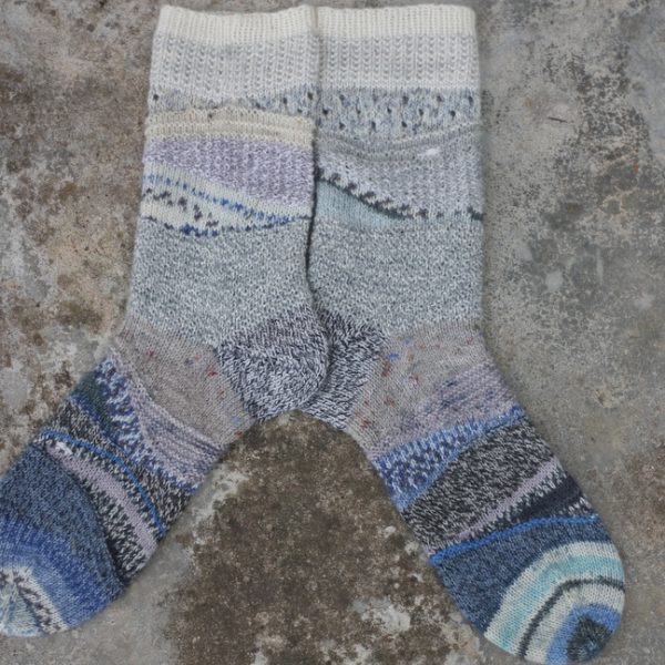 Užpustytą mišką perbėga baltas vilkas